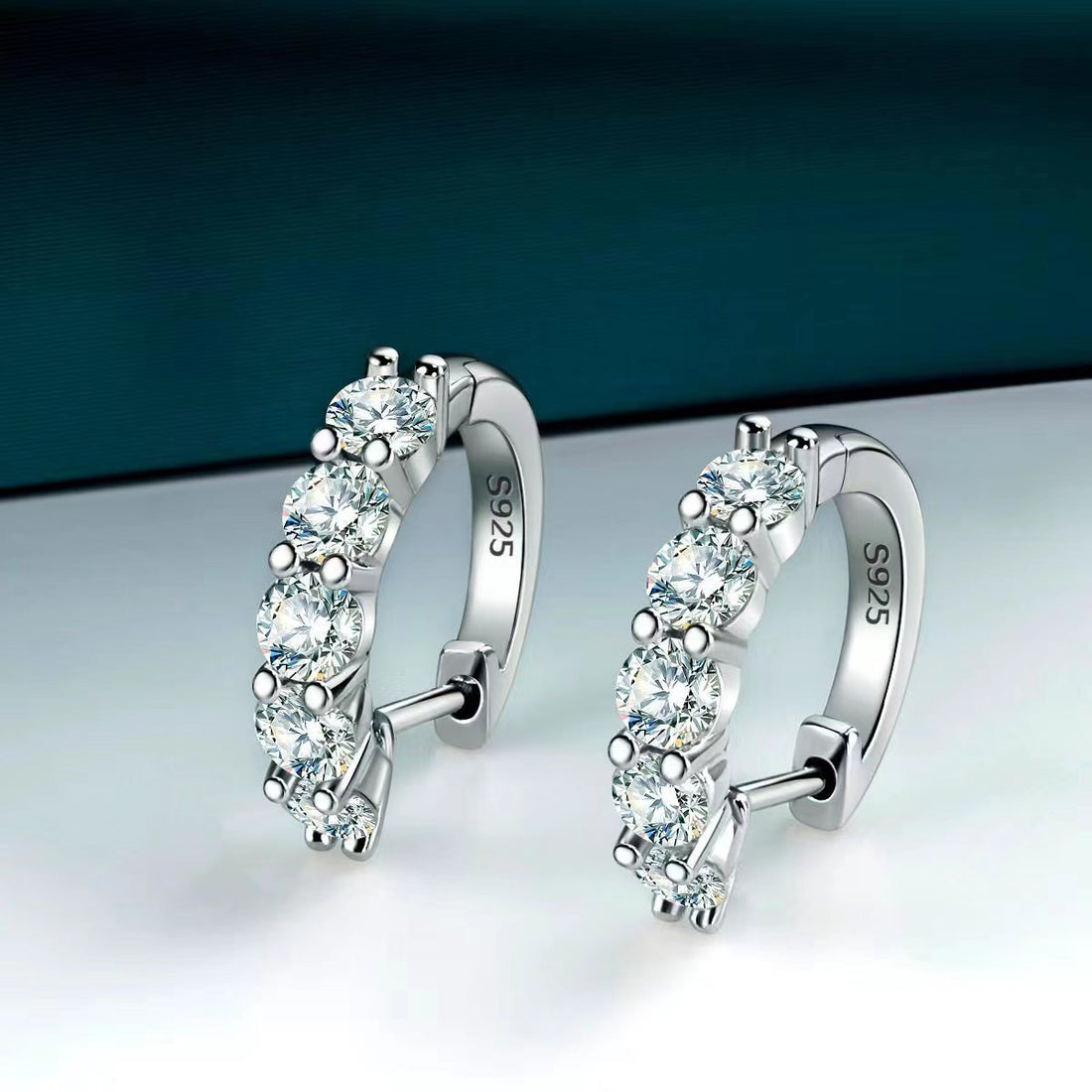 D color round-cut moissanite stud earrings in S925 silver