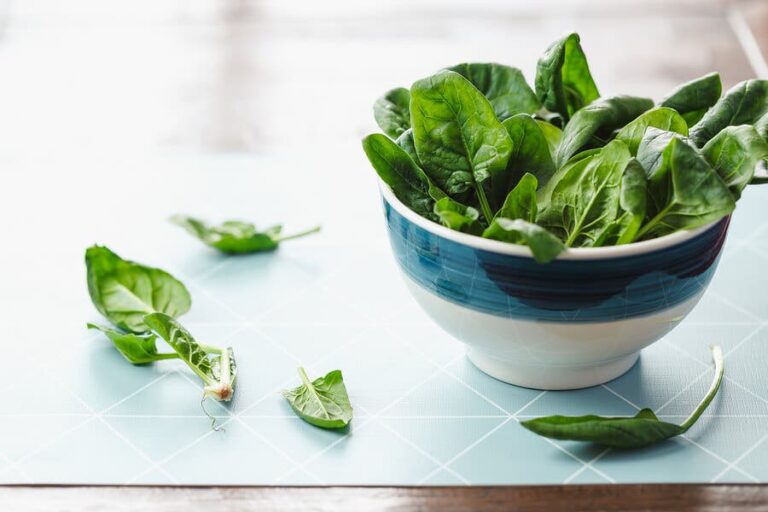 why-you-should-eat-raw-spinach-5-benefits-healthystance